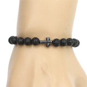 Detail eines Armbands aus schwarzen Lavasteinen mit dunkelgrauem Metallkreuz-Anhänger
