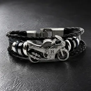 Meerlaagse lederen herenarmband met vintage motorfietshanger en zilverkleurige sluiting