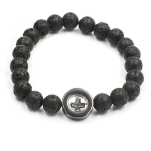 Schwarzes Lavastein-Perlenarmband mit metallischem Kreuzanhänger auf weißem Hintergrund