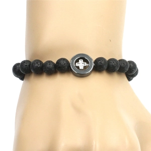Details des schwarzen Lavastein-Armbands mit Silberkreuz-Anhänger am Modellhandgelenk