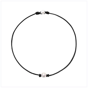 Handgemaakte zwarte koordketting met twee natuurlijke witte parels en verstelbare knopen