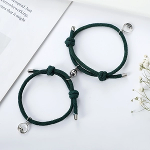 Donkergroene gevlochten koppelarmbanden met magnetische berg- en zeehangers