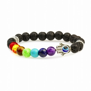 Chakra Lava Steen Armband met Hamsa Hand en Boze Oog op een witte achtergrond