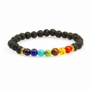 Detailaufnahme von 6mm schwarzen Lavasteinen und bunten Chakra-Perlen mit Gold-Abstandhaltern