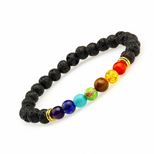 Detail von 6mm schwarzen Lavastein-Perlen und bunten Chakra-Energiesteinen mit Gold-Spacer