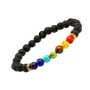 Chakra Lava Stein Armband mit 8mm Energieperlen und goldenen Akzenten auf weißem Grund