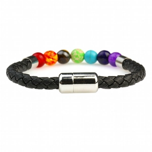 Détail d'un bracelet chakra en cuir tressé avec sept pierres colorées et fermoir magnétique