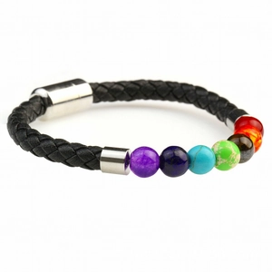 Détail du bracelet en cuir noir tressé avec sept perles de chakra et fermoir magnétique