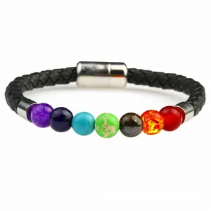 Détail de sept pierres de chakra sur bracelet en cuir tressé avec fermoir magnétique
