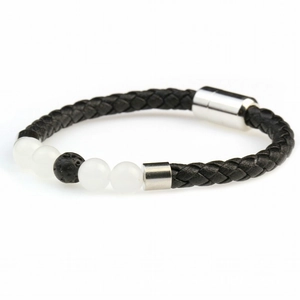 Détail du bracelet en cuir tressé noir avec perles blanches, pierre de lave et fermoir