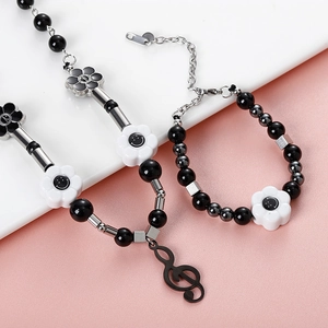 Conjunto de collar de perlas con notas musicales y caras sonrientes chic