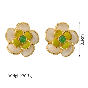 Detailed view of 3.1cm floral earrings with green stones and 20.7g weight specification