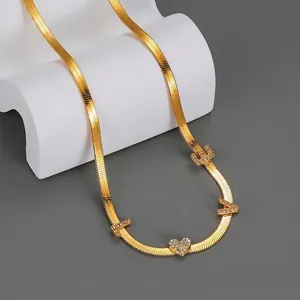 Collar de cadena de serpiente dorada con colgantes letras LOVE y dije de corazón