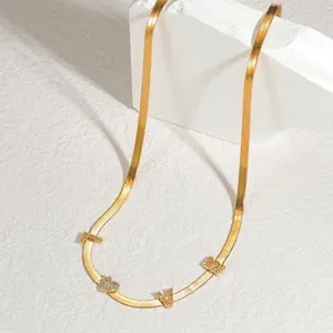 Collar de cadena de espiga dorada con colgante de corazón LOVE y circonitas pavé