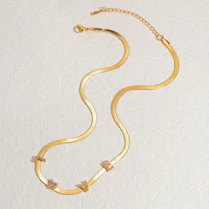 Collar de cadena de serpiente dorada con letras LOVE y colgante de corazón brillante