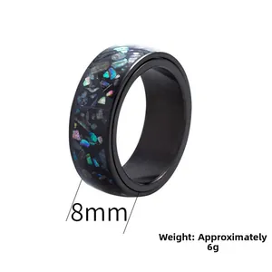 Dettaglio anello in acciaio inossidabile nero da 8mm con intarsio in pietra colorata