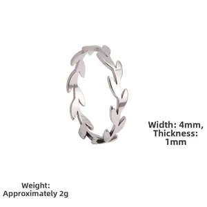 Détails de la bague branche d'olivier argentée montrant la largeur de 4mm et l'épaisseur