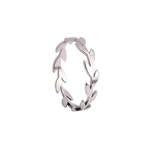 Gros plan sur la bague feuille argentée en acier titane poli au design élégant et fin