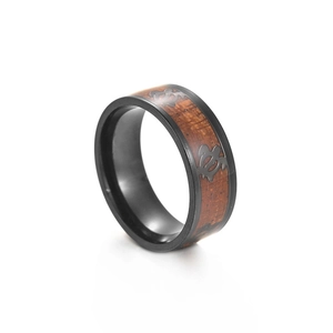 Bague en acier inoxydable noir brossé avec bois incrusté et motif tortue de mer