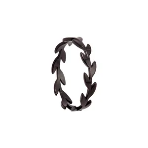 Détail macro d'une bague en acier titane noir avec motif de feuilles pour femme