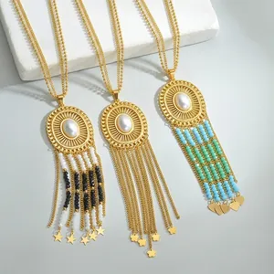 Böhmische Goldhalsketten mit ovalen hohlen Anhängern und eleganter Perleneinlage