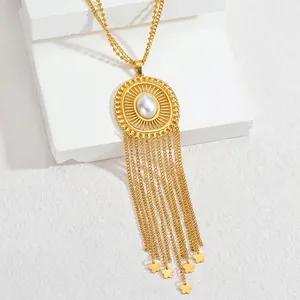 Detailaufnahme der Vintage Gold-Fransenkette mit hohlem Anhänger und weißer Perle