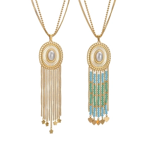 Ethno-Böhmische lange Quastenkette mit ovaler Perle und goldenen Metallanhängern
