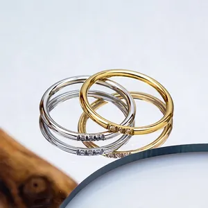 Paire de bagues 2,5 mm en acier inoxydable or et argent avec trois zircons incrustés
