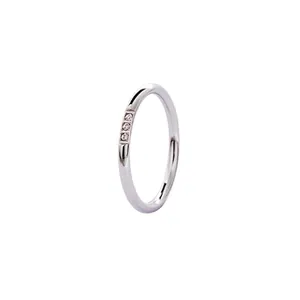 Détail d'une bague en acier argenté de 2,5mm avec trois zircons sertis verticalement