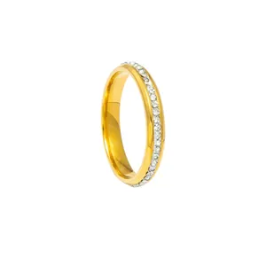 Détail d'une bague en acier doré de 3mm avec pavage de cristaux étincelants fins