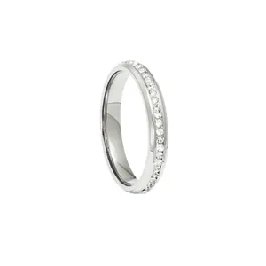 Vue détaillée d'une bague élégante de 3 mm en acier inoxydable avec micro-cristaux