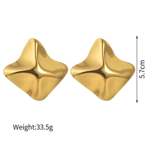 Détail de boucles d'oreilles étoiles en or 18 carats, hauteur 5,7 cm, finition polie