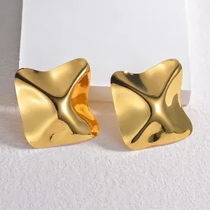 Boucles d'oreilles créoles irrégulières en acier inoxydable plaqué or 18K à texture fluide