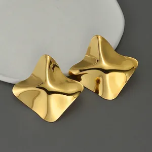 Boucles d'oreilles géométriques irrégulières plaquées or 18 carats à surface polie