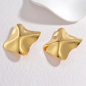 Boucles d'oreilles minimalistes en or 18 carats à texture géométrique irrégulière