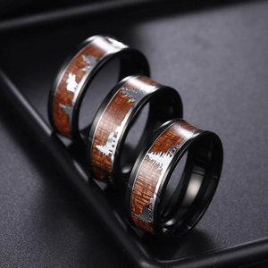 Drei stapelbare schwarze Edelstahlringe mit Walnussholz-Inlay und Wald-Hirsch-Gravur