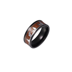 Unisex Ring aus schwarzem Edelstahl mit Holzeinlage und silberner Wald-Reh-Gravur