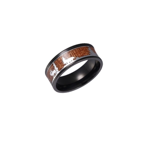 Minimalistischer schwarzer Edelstahlring mit Holz-Inlay und Silber-Wald-Hirsch-Silhouette