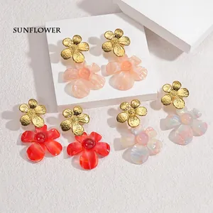 Boucles d'oreilles fleurs élégantes en acier titane avec pétales de résine multicolores