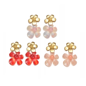 Trois paires de boucles d'oreilles fleurs en acier titane avec pétales en résine colorée
