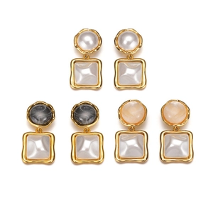 Parure de boucles d'oreilles en titane doré avec perles et marbre géométrique