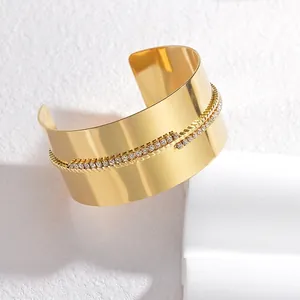 Elegante bracciale rigido dorato con doppia fila di diamanti e bordo a corda intrecciata