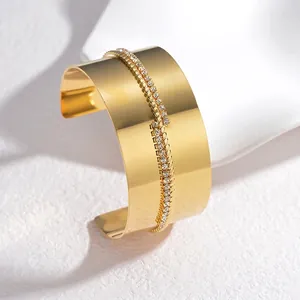 Elegante bracciale rigido dorato largo con intarsio di cristalli per donne moderne