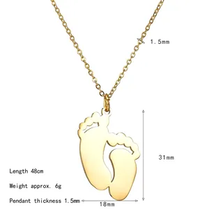 Collier minimaliste en acier inoxydable doré avec pendentif pieds de bébé de 48cm