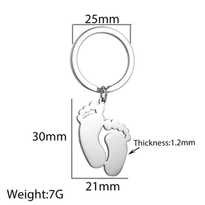 Vue détaillée des pendentifs pieds de bébé avec dimensions pour colliers personnalisés