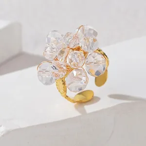 Dettaglio macro di un anello dorato regolabile con un fiore di perle di cristallo sfaccettate