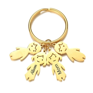 Personalisierter goldener Schlüsselanhänger mit gravierten Jungen- und Mädchen-Anhängern