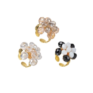 Set di tre anelli con perline colorate a fiori e fascia dorata regolabile in acciaio