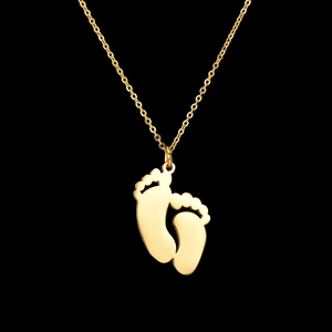 Collier minimaliste en acier doré avec pendentifs pieds de bébé polis et chaîne fine