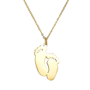 Collier minimaliste en acier inoxydable doré avec deux pendentifs en forme de pieds